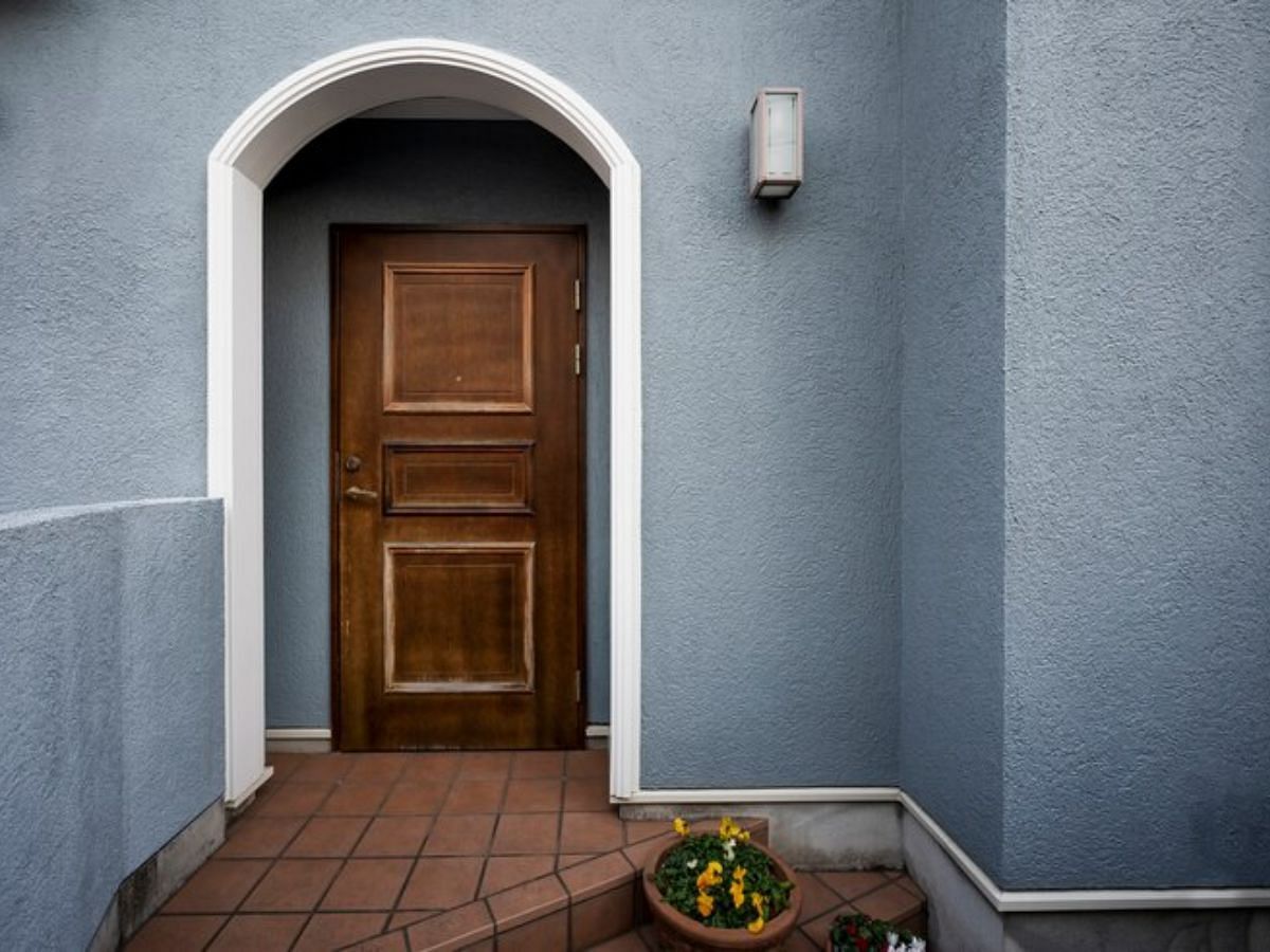 Home improvement idea: Stop clutter at the door (Image via Freepik)